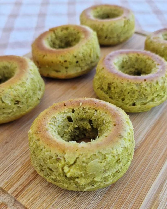 baked pistachio donuts
