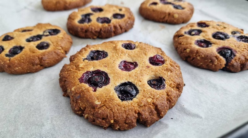 Healthy Blueberry Crumble Cookies