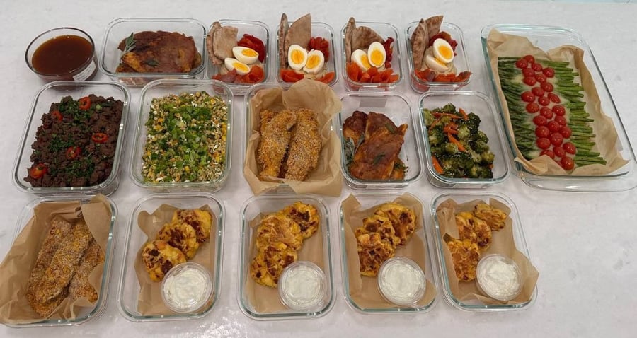 Fifteen containers in five rows: tenders, saltimboka, couscous, pancakes and the asparagus tray.