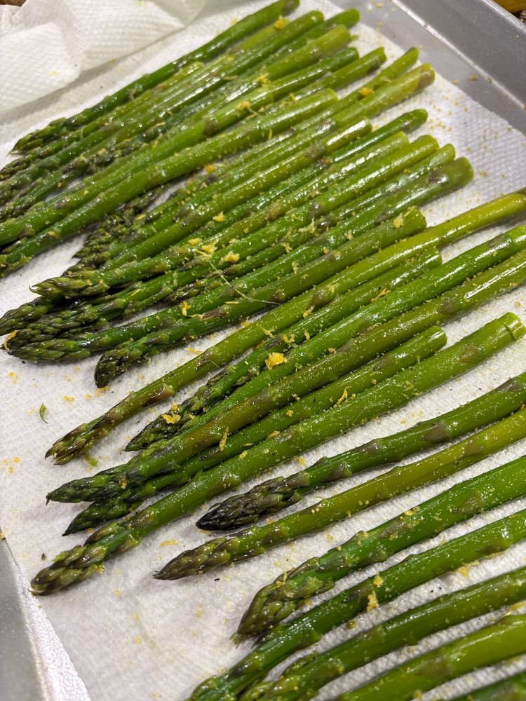 Roasted green asparagus spears with lemon zest