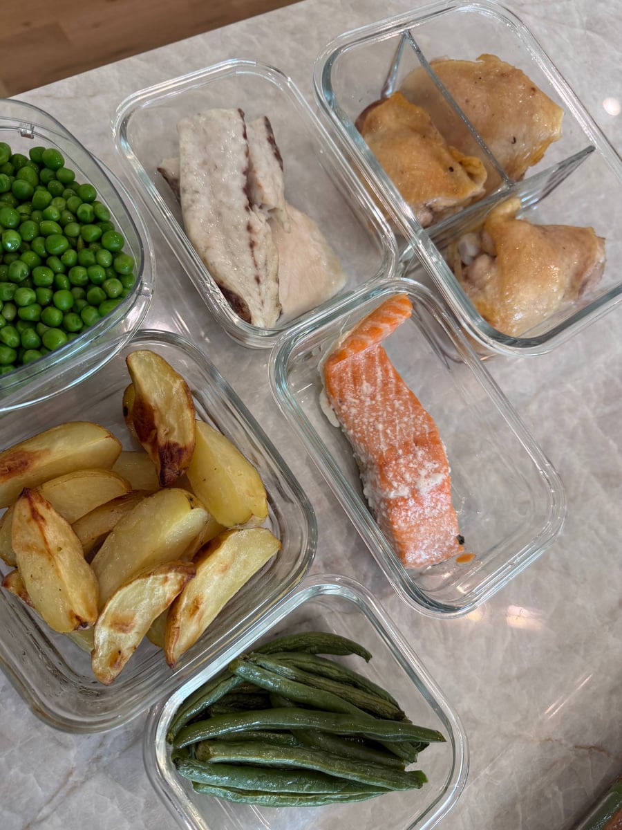 Plain baked salmon, barramundi and chicken thighs portioned small beside steamed peas and potato wedges.