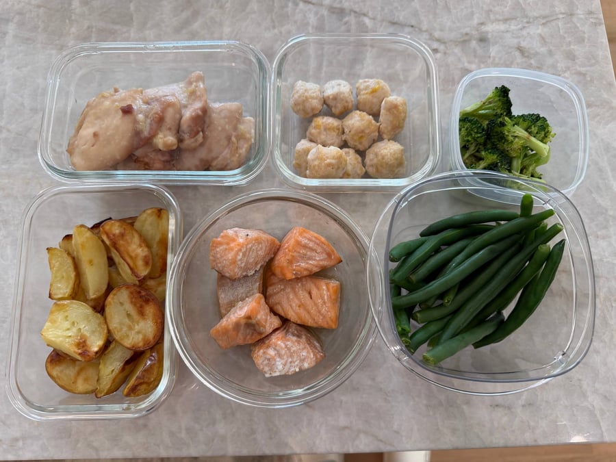 Six plain portions for the kids: potato wedges, baked chicken, salmon bites, meatballs, green beans, broccoli.