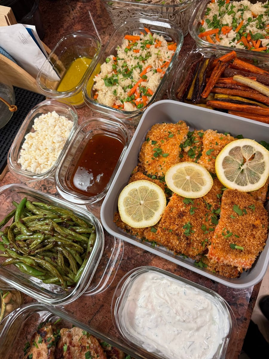 Lemon wheels ride the panko salmon crust; dill yogurt dip and sweet chili sauce wait in small dishes.