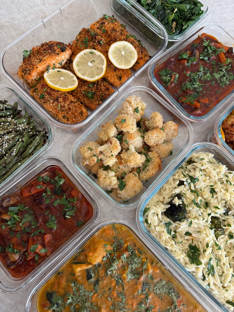 Six small containers hold the kids portions: sirloin bites, baked salmon, corn, broccoli, cauliflower, green beans.