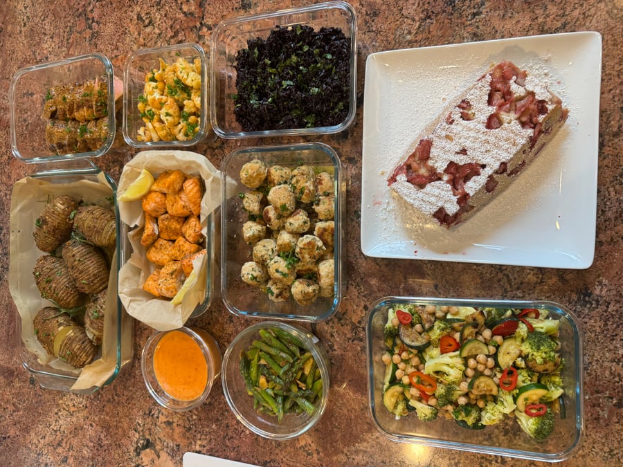 Balanced Global-Inspired Comfort Cuisine featuring lean proteins, vibrant seasonal vegetables, and gluten-free scratch-made snacks.