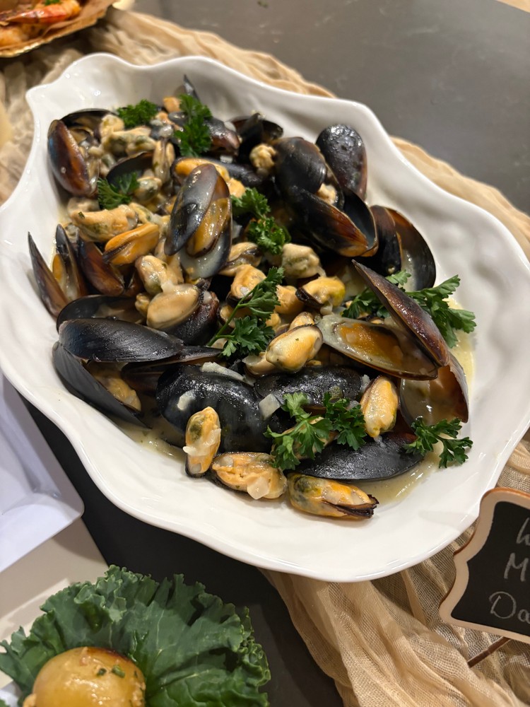 Mussels in creamy wine sauce with fresh parsley