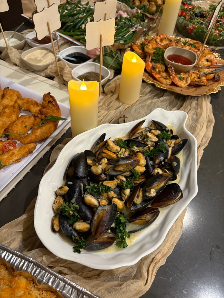 Mussels in creamy wine sauce with fresh parsley